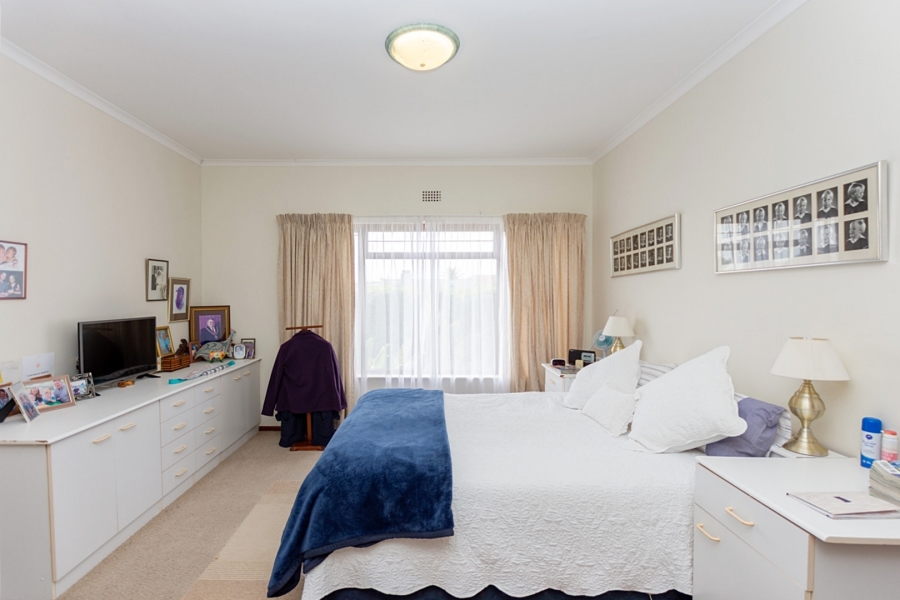 5 Bedroom Property for Sale in Middedorp Western Cape